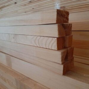 Деревяна монтажна рейка, гладка та міцна, ідеально підходить для оздоблення інтер'єру, створення перегородок і декоративних елементів.